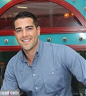 Filename=jesse-metcalfe2011-08-22_08-17-45signs-autographs.jpg
Filesize=154KiB
Dimensions=880x640
Date added=Aug 22, 2011 jesse-metcalfe2011-08-22_08-17-45signs-autographs.jpg